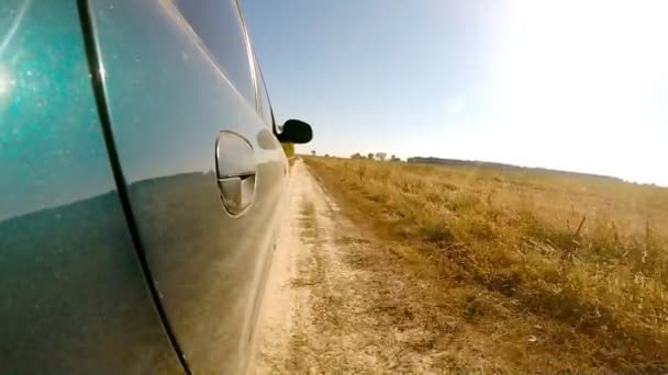 Αυτοκίνητο οδήγησης μέσω της επαρχίας. Η κάμερα βρίσκεται ακριβώς έξω από. — Αρχείο Βίντεο