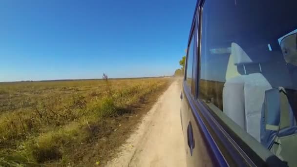 Conducción rápida de un coche en el campo . — Vídeo de stock