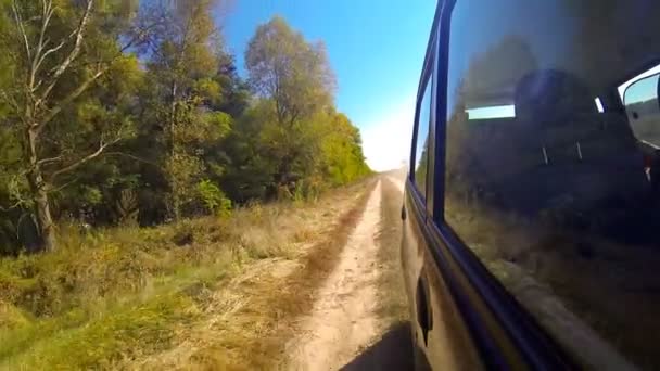 Snel besturen van een auto op het platteland. — Stockvideo