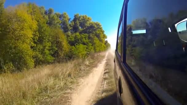 Fast kör bil på landsbygden. — Stockvideo