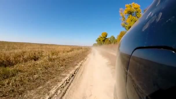 Snel besturen van een auto op het platteland. — Stockvideo