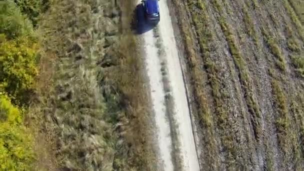 Carretera rural con coche . — Vídeos de Stock