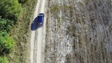 Araba ile kırsal yol.