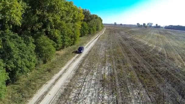 Route rurale avec voiture . — Video