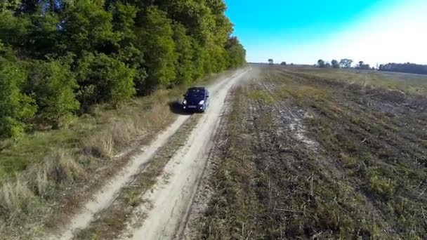 Route rurale avec voiture . — Video
