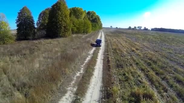 Route rurale avec voiture . — Video