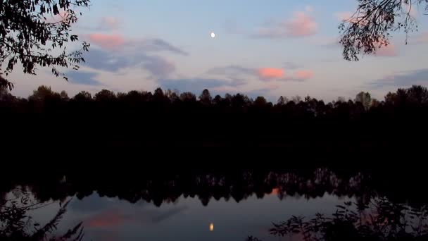 Vatten landskap med månen. Timelapse. — Stockvideo