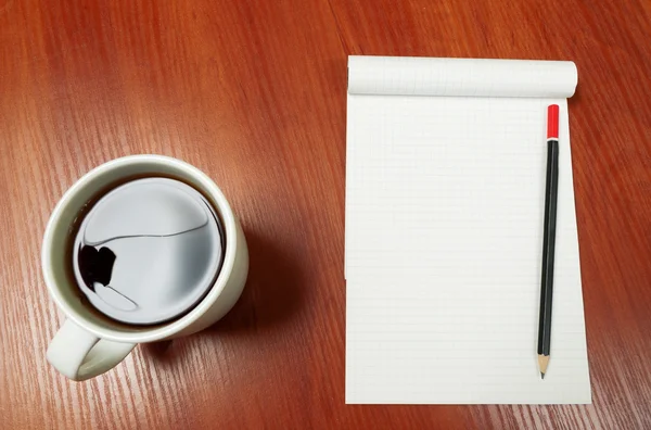 Almohadilla en blanco de papel, pluma y café — Foto de Stock