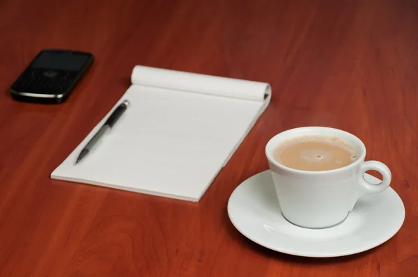 Almofada em branco de papel, caneta e café — Fotografia de Stock