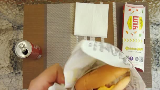 Ест сочный бургер — стоковое видео