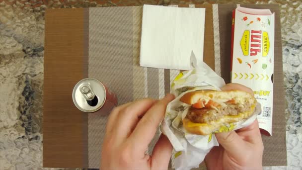 Comer um hambúrguer suculento — Vídeo de Stock