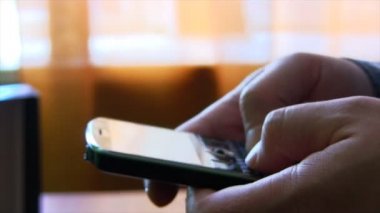Yazma ve karanlık odada Smartphone kullanarak