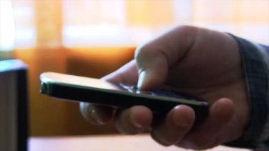 Yazma ve karanlık odada Smartphone kullanarak