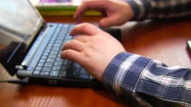 Bir dizüstü bilgisayarda klavye yazmak