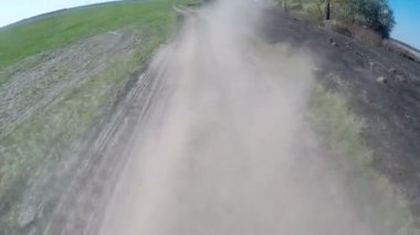 Kırsal tozlu yolda sürüş. Kamera dışında ve geri amaçlayan.