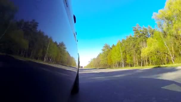 Водіння автомобіля. Камера зовні і спрямована назад . — стокове відео
