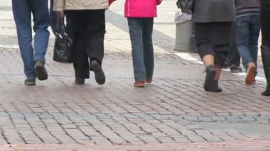 Karşıdan karşıya geçerken insan kalabalığı.