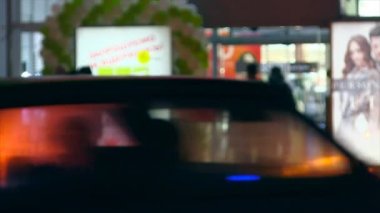 Bir grup insan cam sürgülü kapılardan yürümek. Video görüntü.