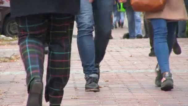 Mensen lopen op de stoep. Overdag. — Stockvideo