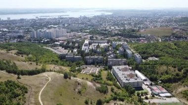 Tepe kuadkopter uçuşundan şehrin panorama görüntüsü