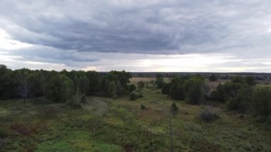 Panorama bulutlara uçuyor. Gün batımından sonra İHA 'yla bulutlara.