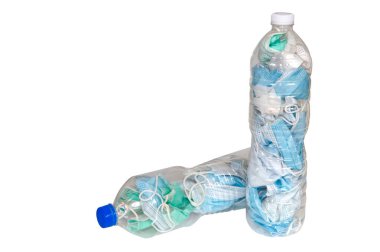 Kullanılmış maskeler, beyaz arka planda izole edilmiş COVID-19 'un yayılmasını önlemek için plastik su şişelerinde saklanır..