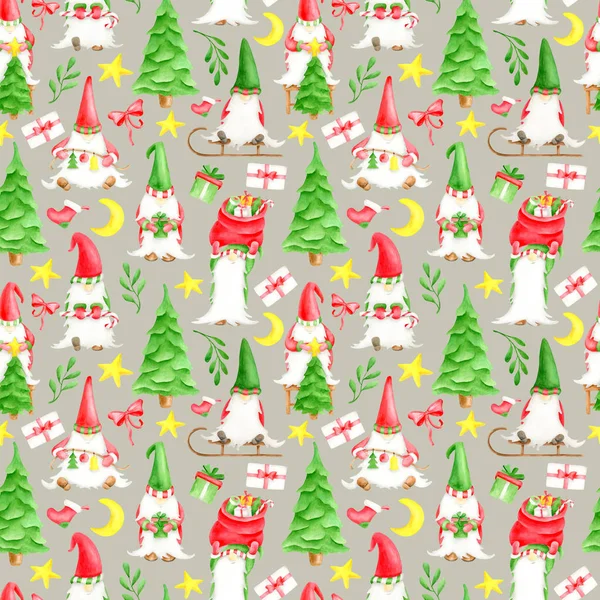 Akvarel Vánoční skřítci bezproblémový vzor. Ručně kreslený skandinávský folklór elf, vánoční stromek, dárková krabice, červená mašle, jmelí listy, hvězda a vánoční ponožka na stříbrné šedé pozadí pro balení — Stock fotografie