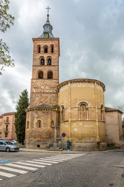 Romaanse kerk van San Andres met mudejar towerin Segovia. — Stockfoto