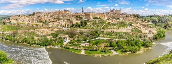 Vista panorâmica da cidade de Toledo com o rio Tajo — Fotografia de Stock