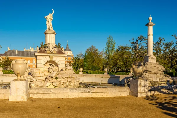 Fontaine dans le jardin Palais Royal d'Aranjuez — Photo