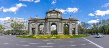 Madrid'da Alcala kapısında Panorama görünüm