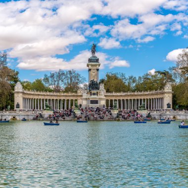 Manzaraya Alfonso XII İspanya Madrid Anıtı