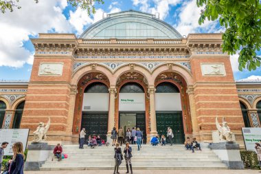 Velazquez Sarayı Madrid Retiro park girişi