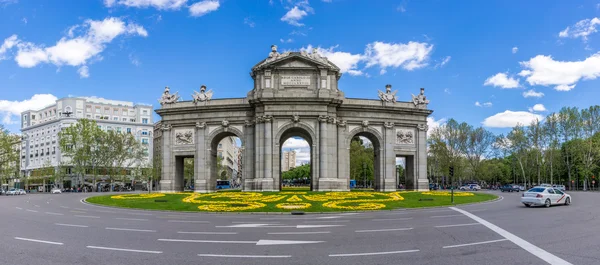 Madrid'da Alcala kapısında Panorama görünüm