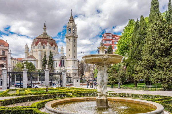 Kilise San Manuel ve San Benito Madrid Retiro Park manzaraya
