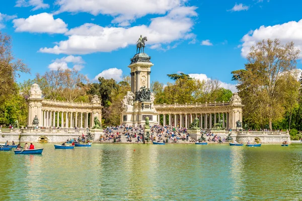 Manzaraya Alfonso XII İspanya Madrid Anıtı