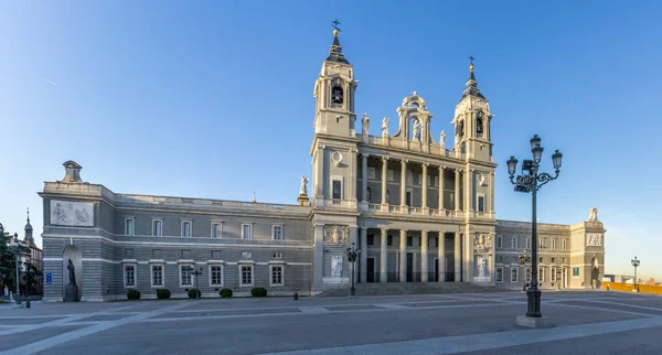 Catedral de Santa María Real de La Almudena en Madrid — Foto de Stock