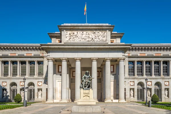 Wejście do Muzeum Prado z statua Velazquez w Madrycie — Zdjęcie stockowe