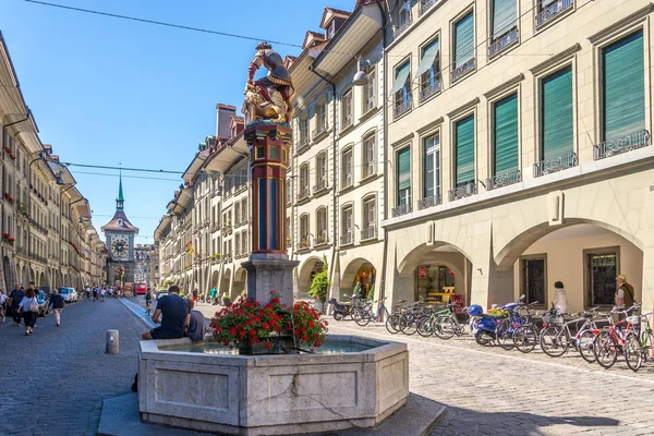 Via Kramgasse con fontane a Berna — Foto Stock