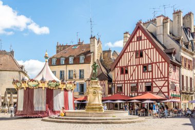 DIJON, FRANCE - 21 Haziran 2021 Dijon sokaklarında. Dijon birçok müze ve kiliseye ev sahipliği yapar..