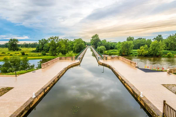 Utsikt Över Den Gamla Bron Med Flodkanalen Över Floden Loire — Stockfoto