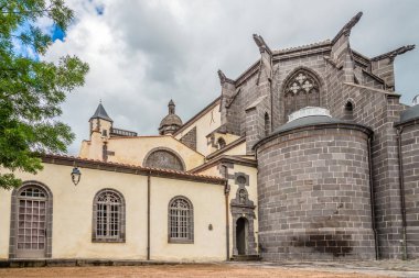 Riom-Fransa 'daki Notre Dame de Marthuret Kilisesi' ne bakın.