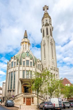 VICHY, FRANCE - 22 Haziran 2021 - Vichy 'deki Notre Dame Saint-Blaise Malades kilisesinde manzara. Vichy Allier Nehri 'nin kıyısında Allier Bölümü' nde yatıyor..