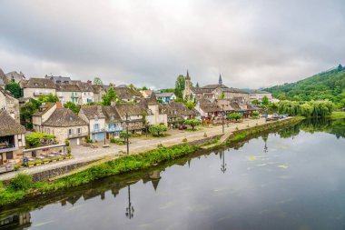 Fransa 'daki Dordogne Nehri kıyısındaki Argentat kasabasına bakın.