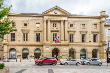 BRIVE LA GAILLARDE, FRANCE - 22 Haziran 2021 Brive la Gaillarde sokaklarındaki kütüphane binası. Brive la Gaillarde, Fransa 'nın Nouvelle-Aquitaine bölgesinde bir komün..
