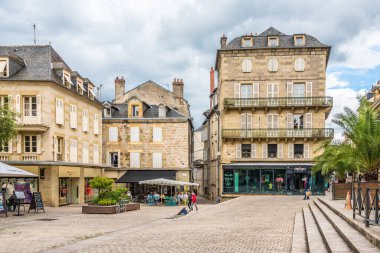 BRIVE LA GAILLARDE, FRANCE - 22 Haziran 2021 Brive la Gaillarde sokaklarında. Brive la Gaillarde, Fransa 'nın Nouvelle-Aquitaine bölgesinde bir komün..