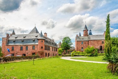 COLONGES LA ROUGE, FRANCE - 23 Haziran 2021 - Collonges la Rouge sokaklarında, Collonges la Rouge Fransa 'nın Correze bölgesinde bir komün..
