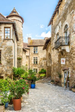CARENNAC, FRANCE - 23 Haziran 2021 - Carennac köyündeki Saint Pierre Kilisesi yakınlarındaki Manastır Avlusu 'nda. Carennac tarihi Quercy bölgesine aittir..