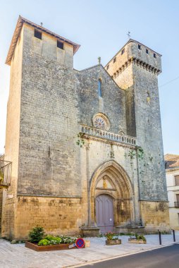 BEAMONT DU PERIGORD, FRANCE - 25 Haziran 2021 - Beaumont-du-Perigord 'daki Saint Laurent Kilisesi ve Saint Front Front Kilisesi' nde görüş. Beaumont, Dordogne departmanında eski bir komün..