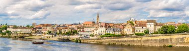 Fransa 'nın Dordogne nehri üzerindeki köprüden Bergerac kasabasının panoramik manzarası